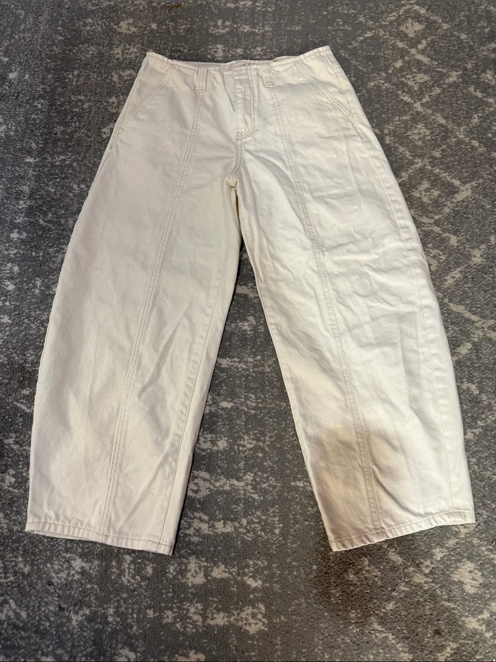Universal Thread Cream Straight-Leg Jeans with Center Seams